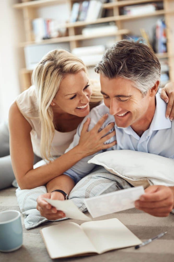 Un couple lit un courrier d’indemnisation
