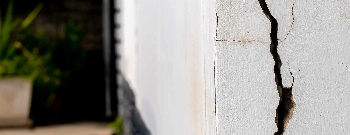Fissures structurelles sur un mur après une sécheresse